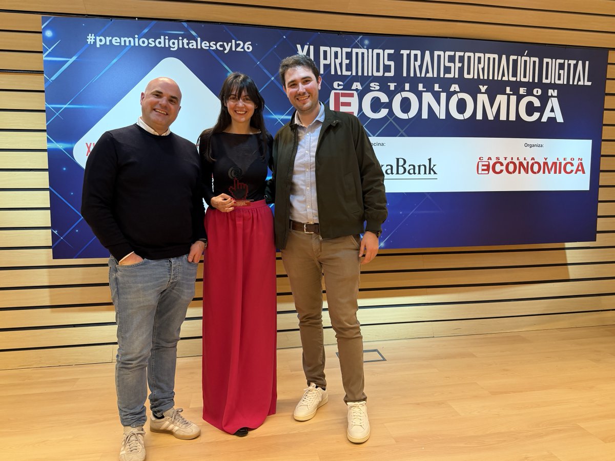 FMiradasTEA's tweet photo. 🔵Ayer jueves María Merino, Miguel Gómez y Rodrigo Arnaiz, del equipo de Fundación Miradas, se desplazaron hasta Valladolid para recoger el premio al Mejor Blog otorgado al proyecto Yo Mujer Autista en los XI Premios Transformación Digital @cyleconomica 

#PremiosDigitalesCyL26 https://t.co/Fo7PZynPZL