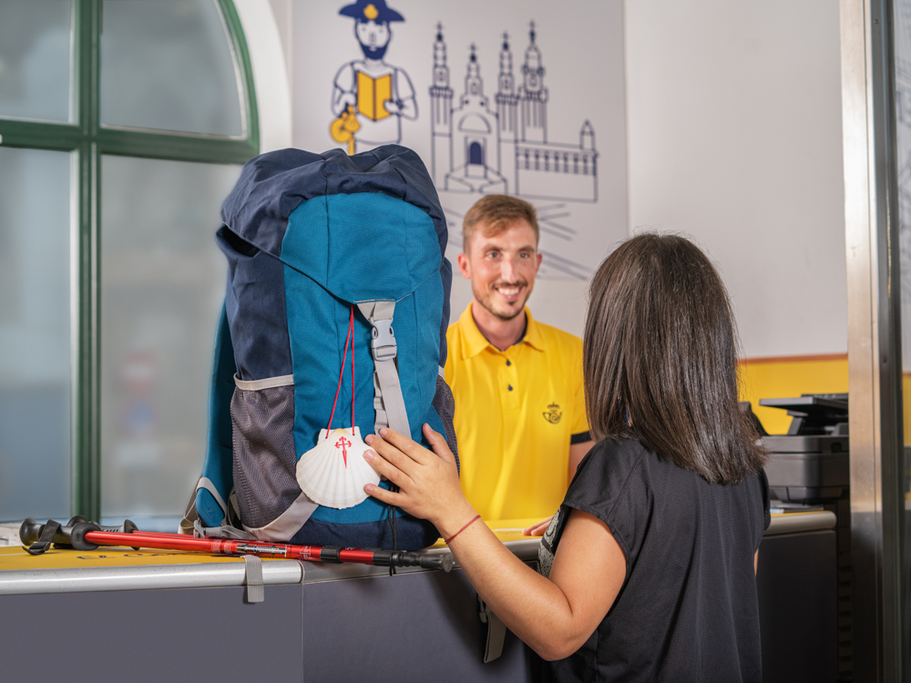 elcaminocorreos's tweet photo. ¿Llegas en fin de semana a Santiago?

Recuerda que nuestra #consigna permanece abierta sábados y domingos para que puedas dejar tu mochila, bici o bastón y disfrutar de la ciudad.
🕑 De 10:00 a 18:00 h.
📌Rúa do Franco, 4.

Más info y reservas en https://t.co/UnMtjknZXl https://t.co/AIezCVzJhJ