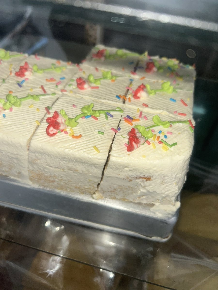 ยังไม่ได้ชิม แต่ตอนเด็กๆจำได้ว่าไม่ชอบเค้กแบบนี้เลย แต่พอโตขึ้น ไม่รู้ทำไมร้านเค้กหายไปเรื่อยๆแล้วแอบใจหาย อยู่ๆก็อยากกลับไปกิน ร้านที่ถ้าไปซื้อเค้กปอนด์จะถามเราว่า วันเกิดหรอคะ ก็จะตอบว่าใช่ค่ะ วีคถัดไปซื้อ ก็จะถามว่า วันเกิดหรอค่ะ