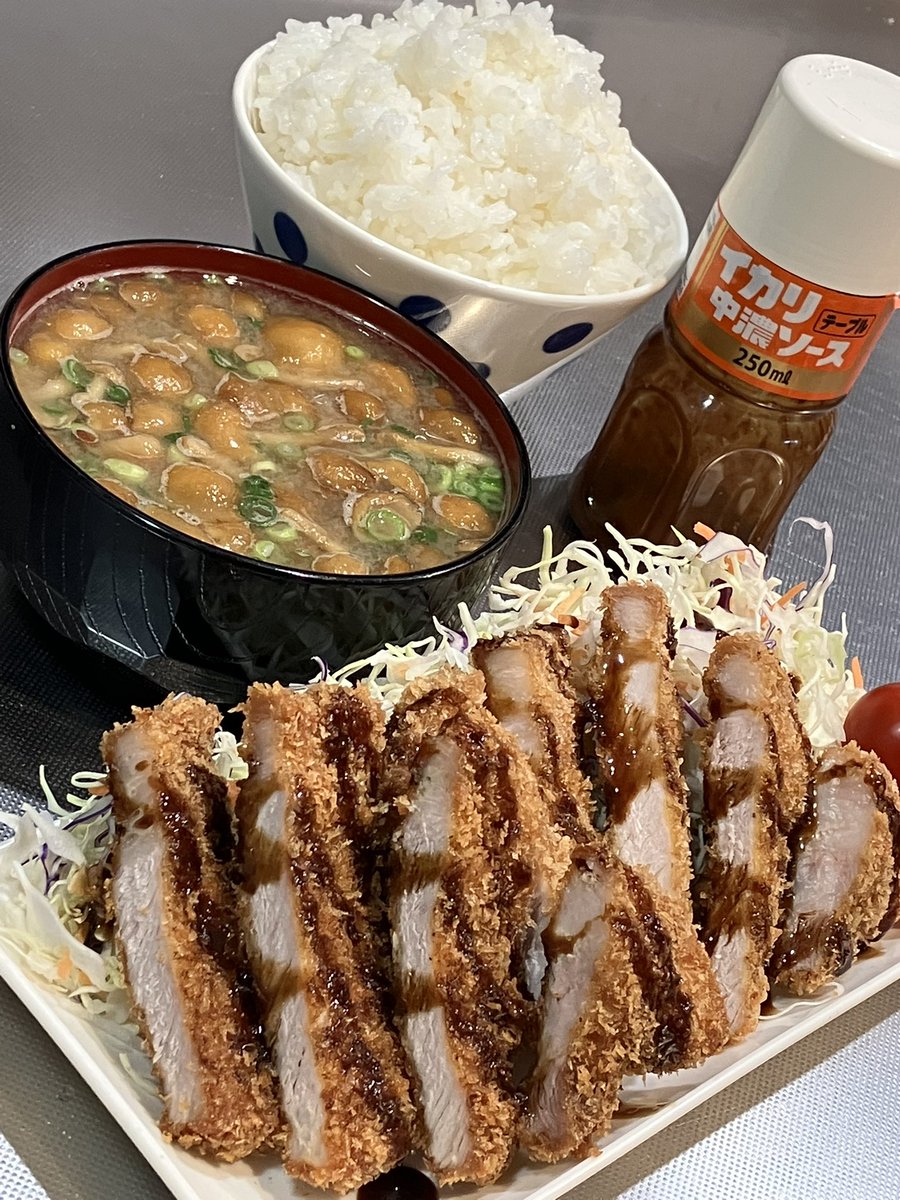 sense_kabu's tweet photo. 今日はとんかつ定食を食べました。おいしかったです。 https://t.co/sKQbg7TbkD