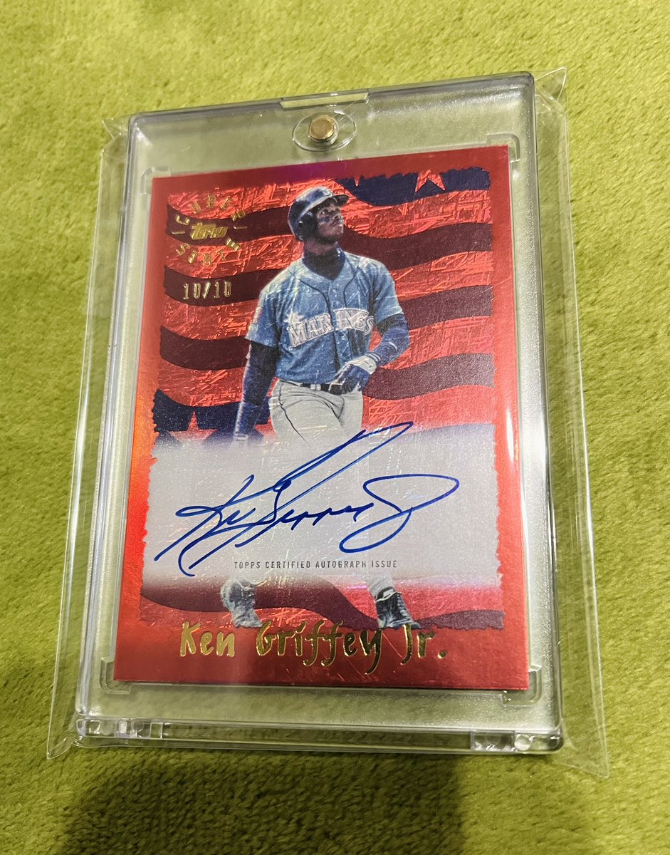 shiba_kaifuu's tweet photo. 1995 Topps Cyberstats Autograph Red Parallel - Ken Griffey Jr. 
10/10 LAST NO.!!.

レデ帰還！熱い！熱過ぎる✨ https://t.co/MLjmxwUnjx