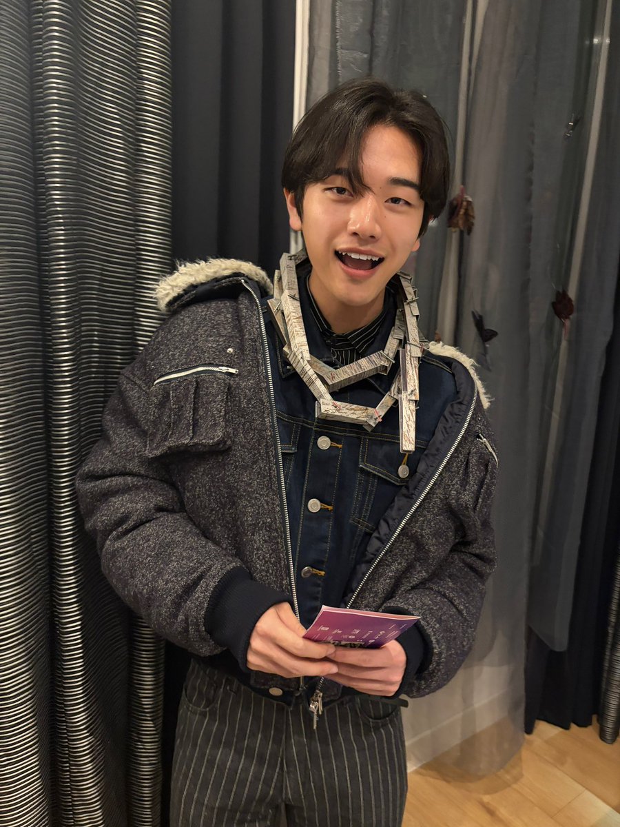 hil_lix's tweet photo. マドリードは芸術強化週間みたいなの始まって毎日忙しい、これはよく分からんネックレスつけさせてくれた https://t.co/lkFtJWCwZg