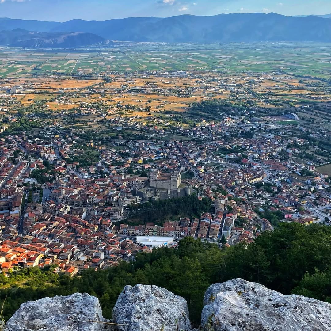 YourAbruzzo's tweet photo. "È tutta questione di punti di vista e io, da qui, ho una vista stupenda!"
📸IG visitcelano
#abruzzoturismo #viaggioinabruzzo #castellopiccolomini #celano #borghidabruzzo #tommasodacelano https://t.co/PUxBJCadUU