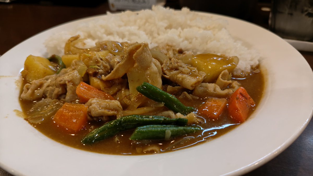 ココイチ…に限らず、お店で食べるカレーが格別美味しく感じる理由として、器が温められているからだと気がつく50代折返し。

野菜+豚しゃぶトッピングで家庭のカレーになりますね！