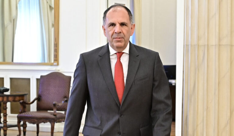 Speedynewsgr's tweet photo. Γεραπετρίτης: Δεν θεωρώ ότι η Σούδα απειλείται – Ιστορική ευθύνη η ανάπτυξη δυνάμεων στην Κύπρο - https://t.co/teTIl98aKs
#Γεραπετρίτης #επαναπατρισμός https://t.co/K3nTKW32uy