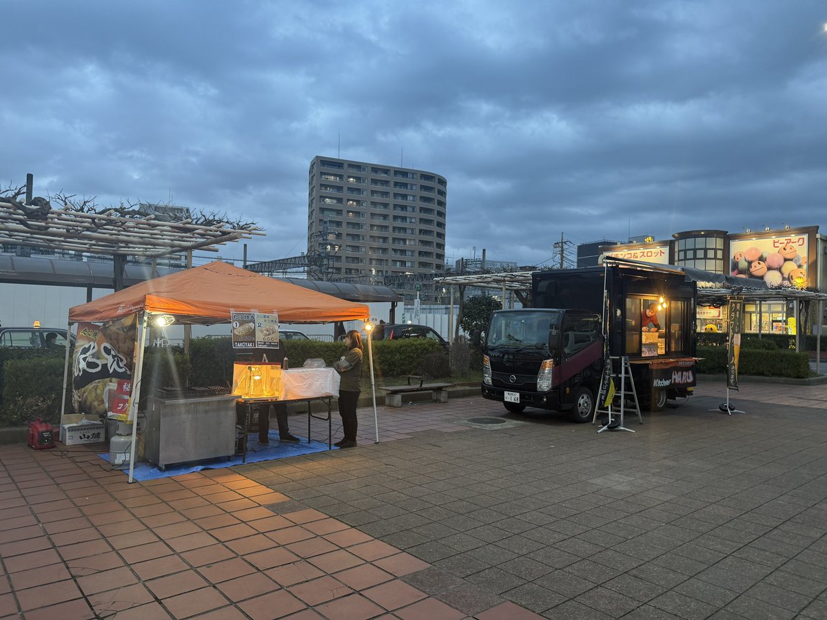 kasukabe_newsch's tweet photo. ＼本日開催中！／
 " KASUKABE 
      街人・街店ツナガルDays "

2026.1.23（金）～3.27（金）の間
水曜・金曜 週2回の屋台村
各日12:00～20:00開催
場所:春日部駅西口駅前広場

出店店舗
#たこ焼きなべ三  ⛺️15-20
#肉巻きおにぎり仙臺屋 ⛺️15-20
#kitchenHARU  🚗16-20
#海鮮唐揚げ光苑 ⛺️
#牛島会PRブース ⛺️

お近くの方はぜひお立ち寄りください🚶

#kasukabe
#ツナガルDays
#春日部西口商店街連合会