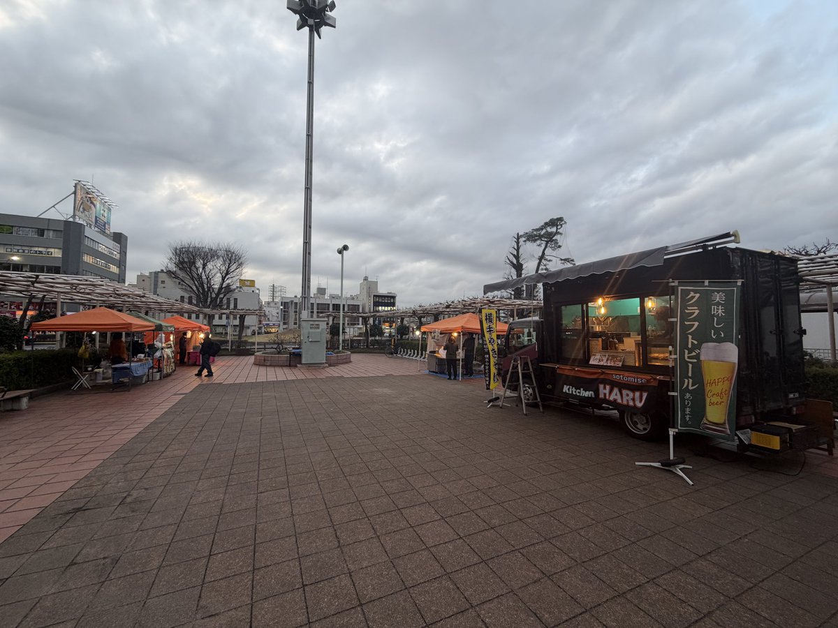 kasukabe_newsch's tweet photo. ＼本日開催中！／
 " KASUKABE 
      街人・街店ツナガルDays "

2026.1.23（金）～3.27（金）の間
水曜・金曜 週2回の屋台村
各日12:00～20:00開催
場所:春日部駅西口駅前広場

出店店舗
#たこ焼きなべ三  ⛺️15-20
#肉巻きおにぎり仙臺屋 ⛺️15-20
#kitchenHARU  🚗16-20
#海鮮唐揚げ光苑 ⛺️
#牛島会PRブース ⛺️

お近くの方はぜひお立ち寄りください🚶

#kasukabe
#ツナガルDays
#春日部西口商店街連合会