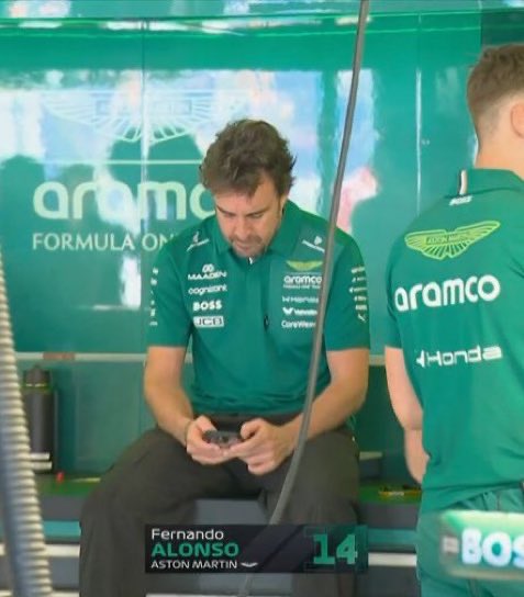 stiiluna_'s tweet photo. that one friend that keeps texting the gc abt how much they hate their job https://t.co/IRlLcCbKNN