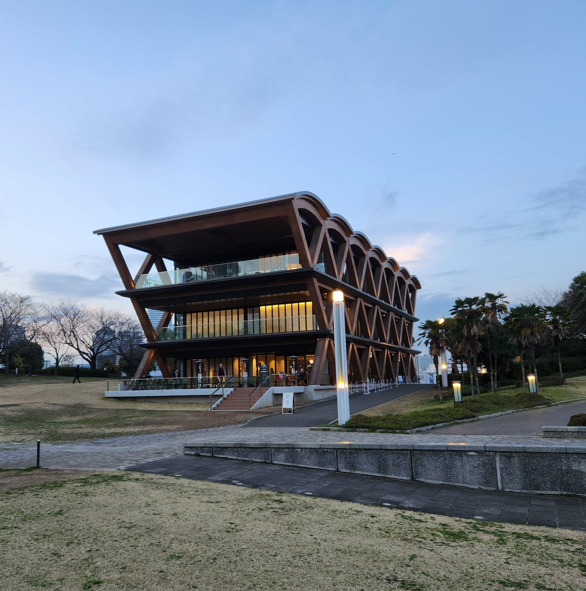 tomo_134's tweet image. ドーナツ屋さんに来たんですが
今日は売り切れでした🍩

となりのパン屋さんでは
カレーグラタンが1個だけ残っていたので買ってみました🤭

お店の人が、あたためてお召し上がりくださいって言っていたので
お家に帰って、食べてみようと思います。

#ダコー
#deco
#横浜ティンバーワーフ