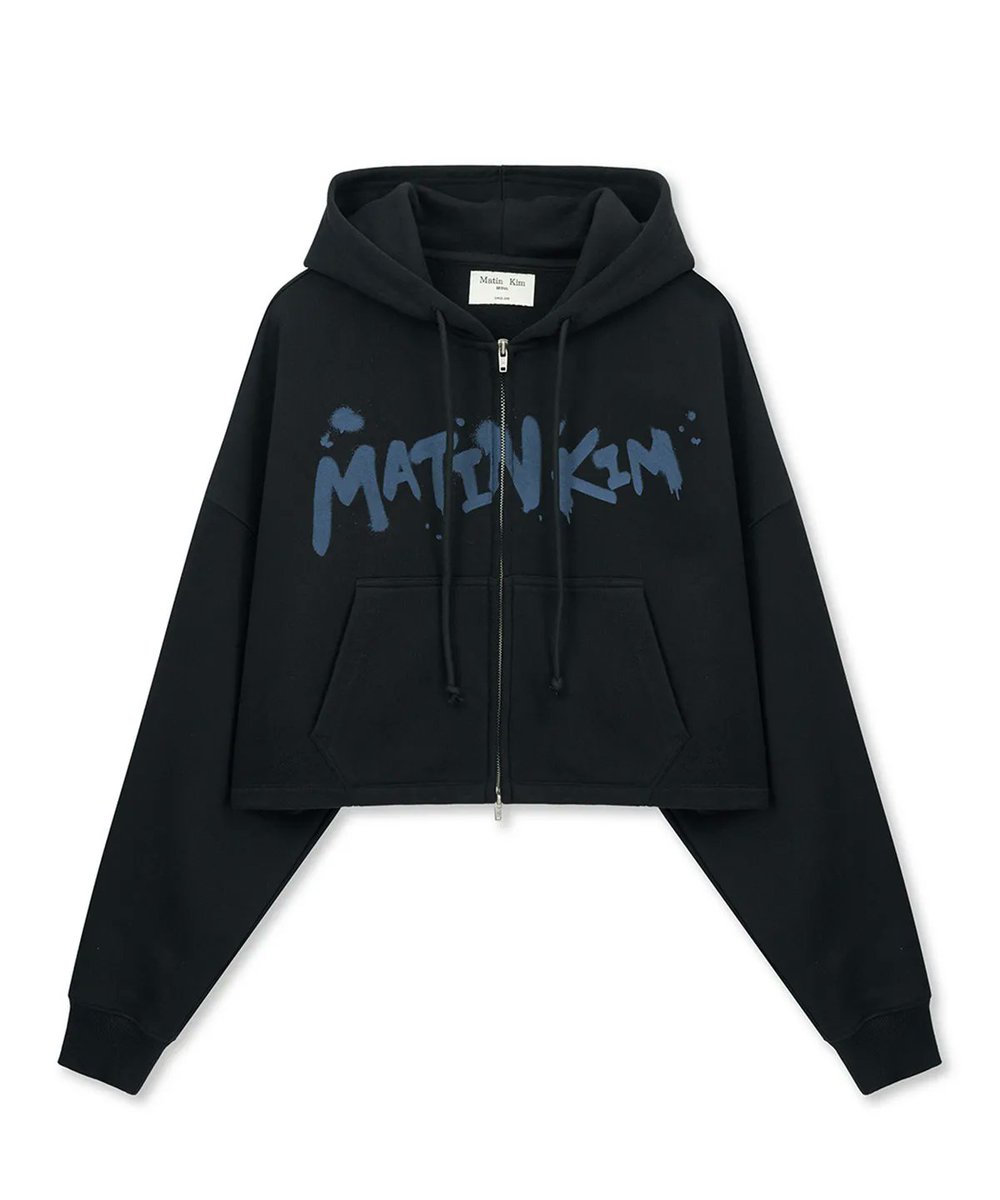 ꒰ა MATIN KIM GRAFFITI LOGO CROP HOODY ZIP UP สเปเชียลเดย์ลดเหลือ 3120 free ems🐈‍⬛⚽️ (ส่งแอร์ 1560)

size ; Sอก55" Mอก57"