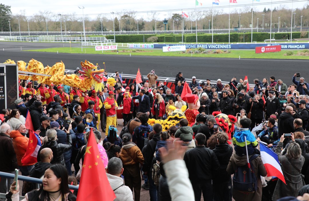 HainanToday's tweet image. The Hippodrome Paris Vincennes recently hosted #horse #race events and related games, attracting numerous #French people and overseas #Chinese. The #Hippodrome, located in the southeast of Paris, #France, with a history spanning over a century, has a longstanding tradition of