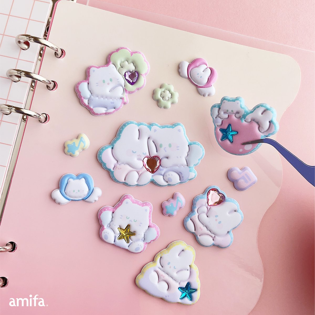 amifa100's tweet photo. ☕🍰 手帳デコに使いたい
ときめくおやつ時間シールが登場✨

アンティークなティーカップと
懐かしさを感じるケーキ。
記憶の中の喫茶店みたいなシリーズです☕🍰

ふわふわ素材 × きらきらストーンの最強コンビ♥
シール帳やスマホデコにも◎

#文房具 #シール #手帳デコ #amifa

※全国のキャンドゥ様・ワッツ様にて販売中です。
※JANコード（13桁の番号）を保存していただくと、お問い合わせがスムーズです