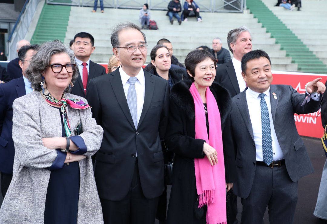 HainanToday's tweet image. The Hippodrome Paris Vincennes recently hosted #horse #race events and related games, attracting numerous #French people and overseas #Chinese. The #Hippodrome, located in the southeast of Paris, #France, with a history spanning over a century, has a longstanding tradition of