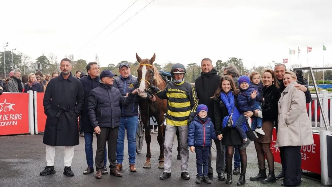 HainanToday's tweet image. The Hippodrome Paris Vincennes recently hosted #horse #race events and related games, attracting numerous #French people and overseas #Chinese. The #Hippodrome, located in the southeast of Paris, #France, with a history spanning over a century, has a longstanding tradition of