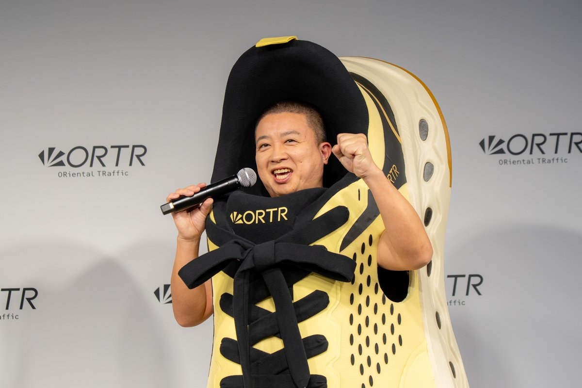 チョコレートプラネット（長田庄平、松尾駿） 巨大スニーカー姿で登場