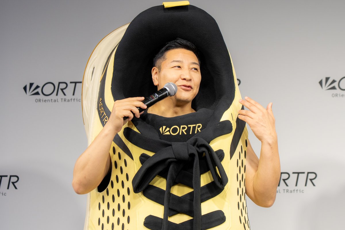 チョコレートプラネット（長田庄平、松尾駿） 巨大スニーカー姿で登場