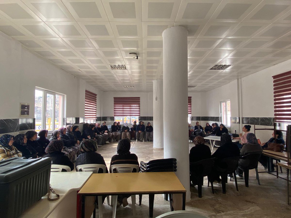 BurdurRam's tweet photo. Merkeze bağlı köy okullarında velilere yönelik Şiddeti Önleme, Kadına Yönelik Şiddeti Önleme, Akran Nezaketi konularında seminer çalışmalarımız başladı. 
@tcmeb @MebOrgm @BurdurilMEM https://t.co/VsvPuVVxQR