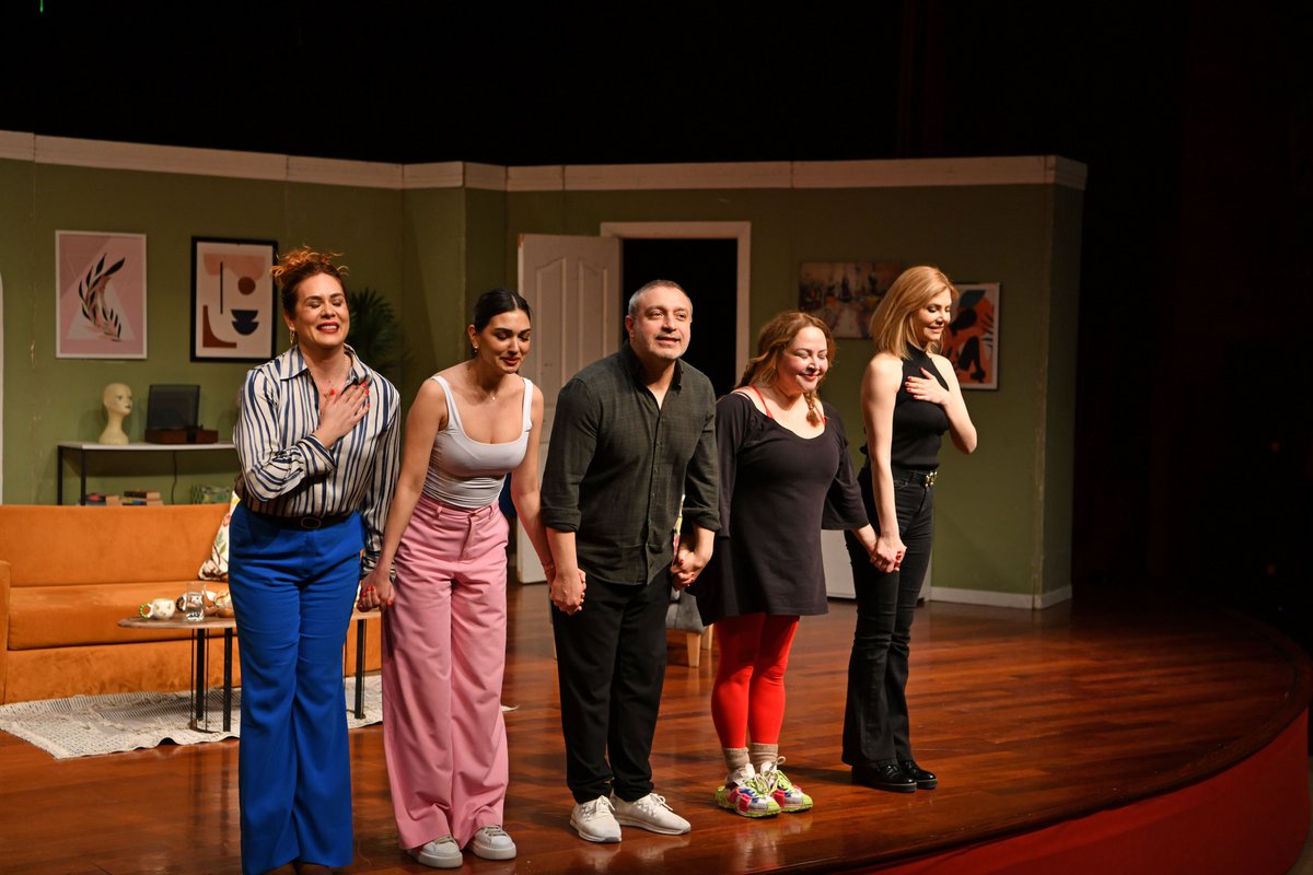 Akıngüç Oditoryumu ve Sanat Merkezi, dün gece kahkaha tufanına ev sahipliği yaptı. Kadın ve erkek arasındaki o tatlı-sert çekişmeyi sahneye taşıyan "Kadın Kafası", hepimizi hem güldürdü hem de kendi ilişkilerimizi sorgulattı. Oyuncuların muazzam enerjisi ve bitmeyen alkışlar