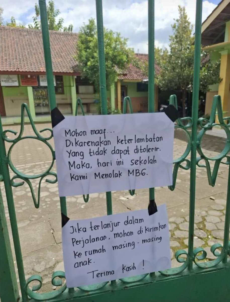 dosenkesmas's tweet photo. MBG Telat karena ngupas kulit salak. https://t.co/zoE6B4eV3w