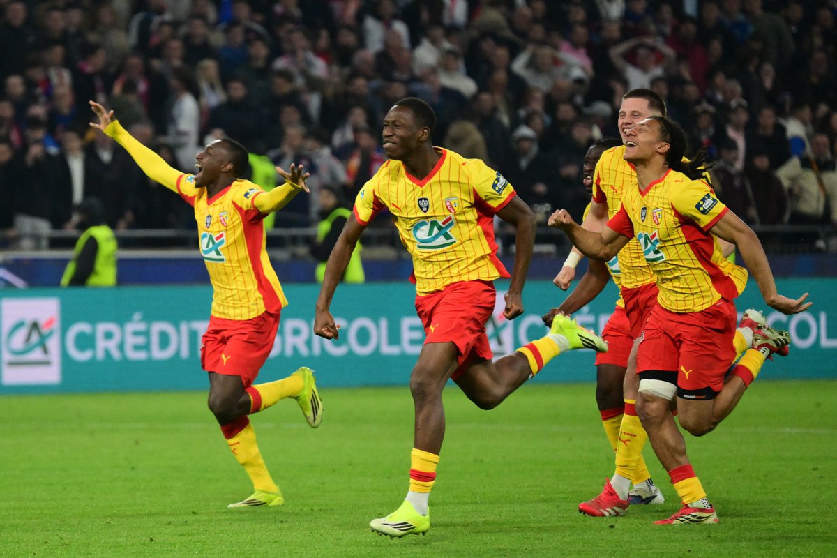 francetvpro's tweet image. #Audiences #France2

⚽️ Encore un beau score hier soir pour le match de #CoupeDeFrance commenté par @FabLeveque et Loïc Rémy.

📌 Près de 2,4 millions de téléspectateurs  en moyenne et 15,3% de PdA

🔥  Pic à 3 millions

Un événement à suivre prochainement sur #franceTV