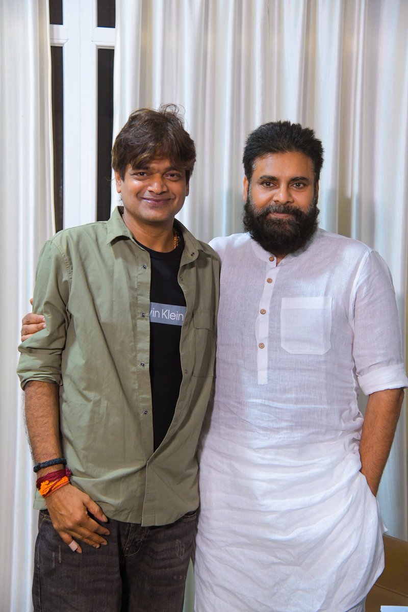 harish2you's tweet photo. మీరలా పక్కనుంటే… 

కరెంటు పాకినట్టే ……

@PawanKalyan 
@MythriOfficial 
@UBSTheFilm https://t.co/UYJOp2vmuU
