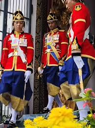 dejdanaisupa's tweet photo. 4.โจงกระเบนที่ถูกต้องสำหรับผู้ดีต้องมีรอยพับ เพราะรอยพับคือการแสดงออกว่าคุณเอาใจใส่ผ้าผ่อนของตน รู้จักเก็บพับ อัดกลีบ เรียบร้อย มิใช่สักแต่คว้ามานุ่ง

5.หัวเมืองเหนือ หมายถึง อาณาจักรสุโขทัยเดิม แต่ลักษณะการแต่งกาย วิถีชีวิต ไม่ใช่ล้านนาเลย

นครศรี ก็ไม่ได้นุ่งปาเต๊ะ ก็ยังนุ่งโจง https://t.co/DZg5vlJaRH