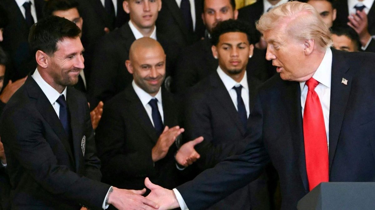 DL_Fischer10's tweet photo. Una vez dijiste que querías que te recordaran como buena persona, que quieres que te diga Leo, una buena persona no le da la mano a un pedofilo que esta semana tiro una bomba a una escuela y que caza latinos como deporte https://t.co/Pq46FomxRX