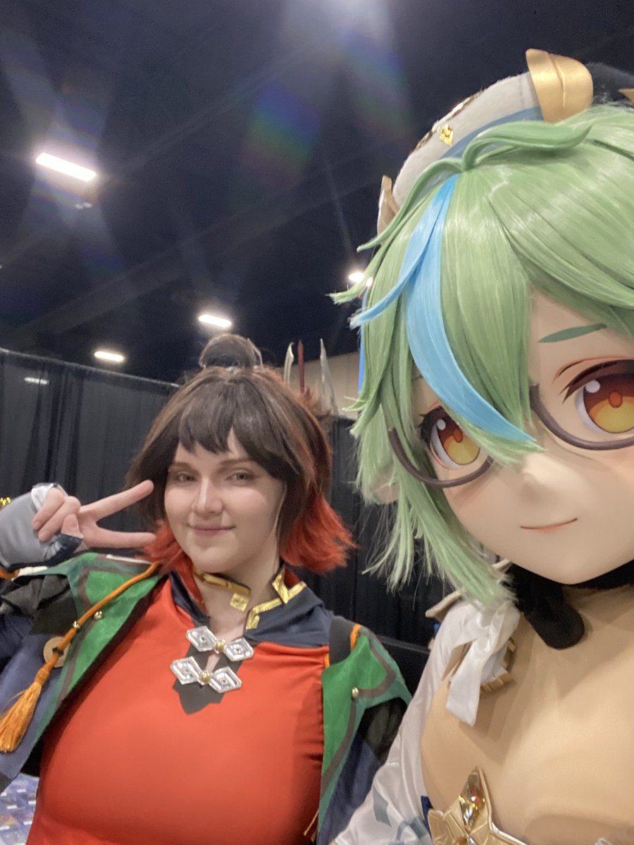 KassiKig's tweet photo. Only went one day this year (and forgot the button for my selfie stick) at @IsekaiAnimeCon 
But getting at least 1 pic makes it worth it. https://t.co/UMiswINbo4