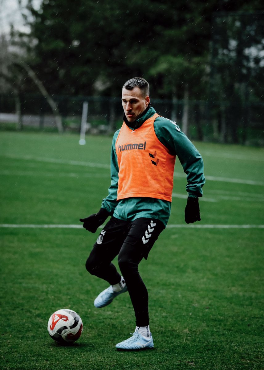 kirmizisaatcom's tweet photo. Vukovic 4 maç yok!

Sakaryaspor'un orta saha oyuncusu Vukovic Sarıyer maçının ardından hakeme yönelik hakareti nedeniyle 3 maç, çift sarı kart nedeniyle de 1 maç ceza aldı.

@Sakaryaspor https://t.co/Mbh3oK6Jpj