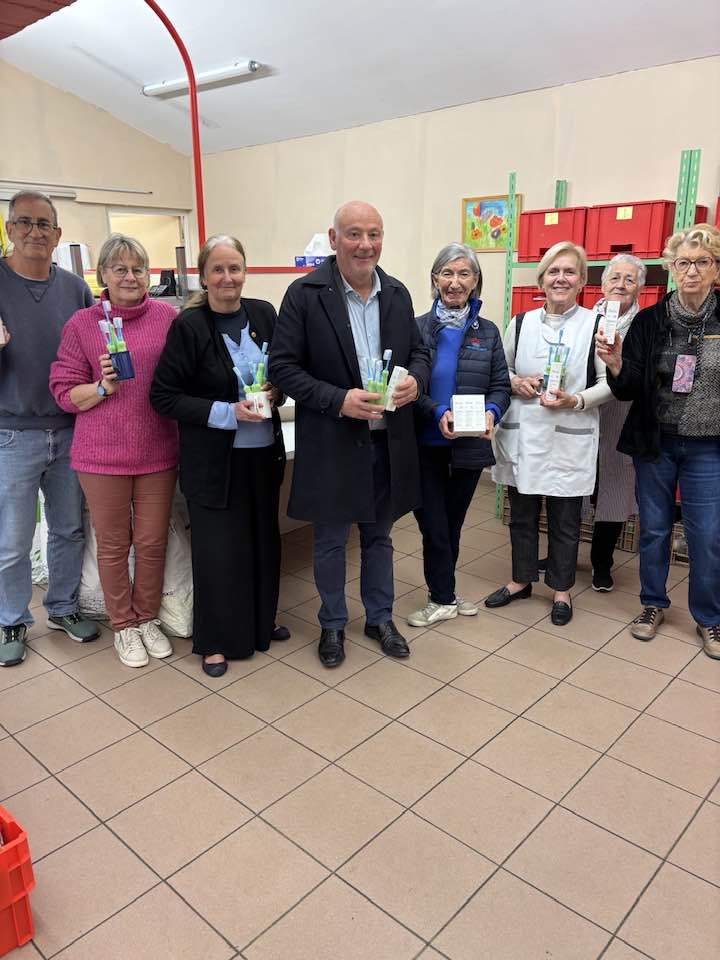 CastelnauleLez's tweet photo. 🤗 Le #ComitéReinesdeCœur s'est montré généreux en distribuant des cosmétiques de qualité des laboratoires #PierreFabre aux habitants démunis🧴
🌟Ces dons sont destinés aux castelnauviens en situation de précarité, bénéficiaires de l'action alimentaire. https://t.co/TlzKsqeaXM