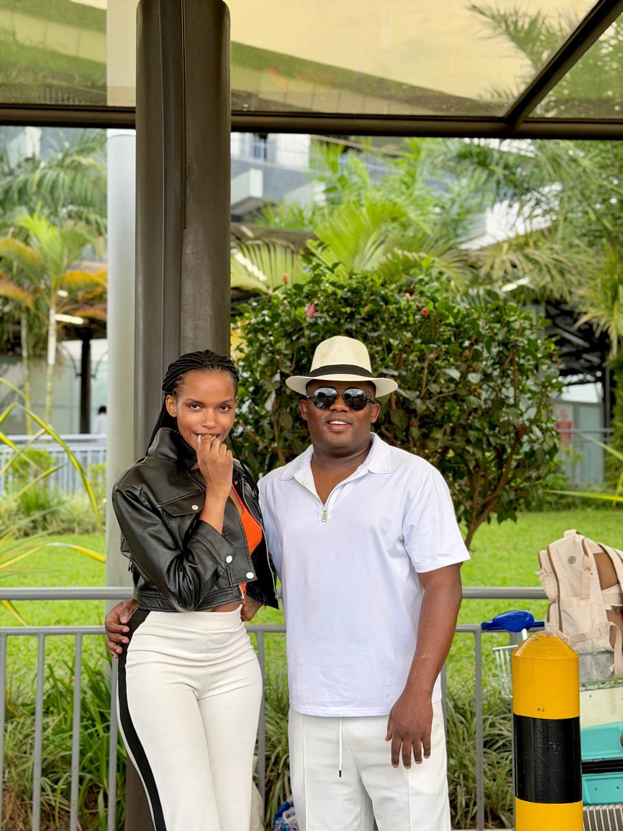 Katsuva_R's tweet photo. Ma Mwamikazi, ma femme ! Je pourrais te donner TOUT le Rwanda, si j'en avais le pouvoir ! Car ton amour n'a pas de prix :

Mwamikazi nkunda, nkoramutima,
Uteye nk’izuba rirasashe mu gitondo.
Urukundo rwawe ni rwo rumbereye ibyishimo,
Umutima wanjye ni uwawe iteka ryose.