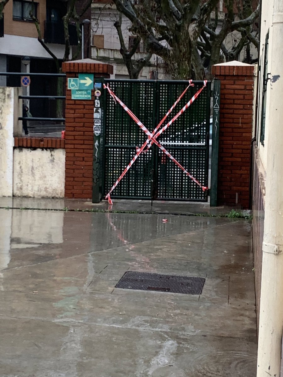 A <a href="/rodalies/">Rodalies Catalunya</a>, quan plou, tot empitjora: els trens i les estacions: goteres i terres relliscosos, això sí: la porta exterior (que esdevé una drecera per sortir quan estem arribant tard a la feina)  fa dies que la mantenen tancada i precintada. <a href="/Renfe/">Renfe</a> <a href="/Adif_es/">Adif</a>