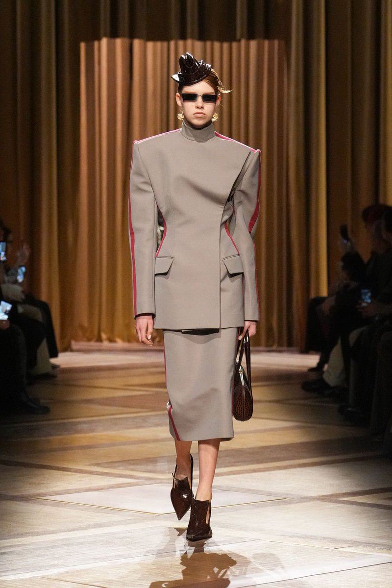 YouAreMyBezoar's tweet photo. Mugler fall 26 https://t.co/cv5VoIhTuJ