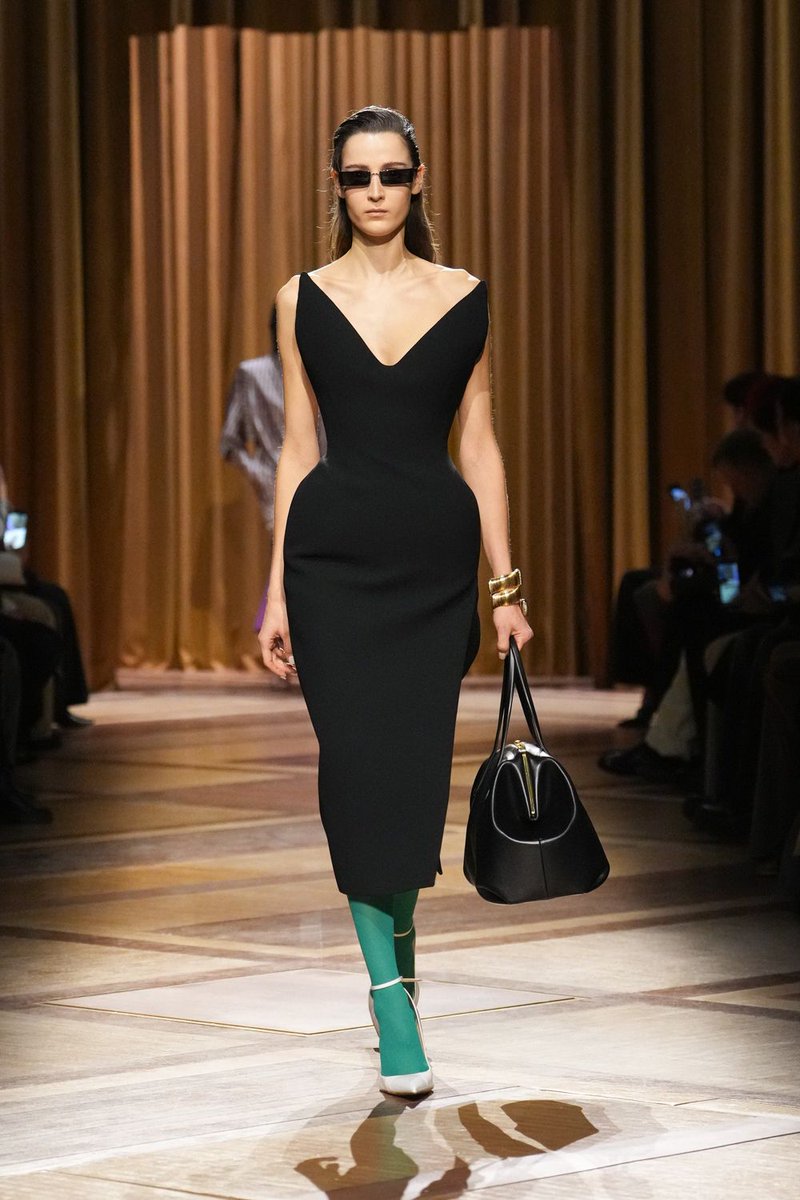 YouAreMyBezoar's tweet photo. Mugler fall 26 https://t.co/cv5VoIhTuJ