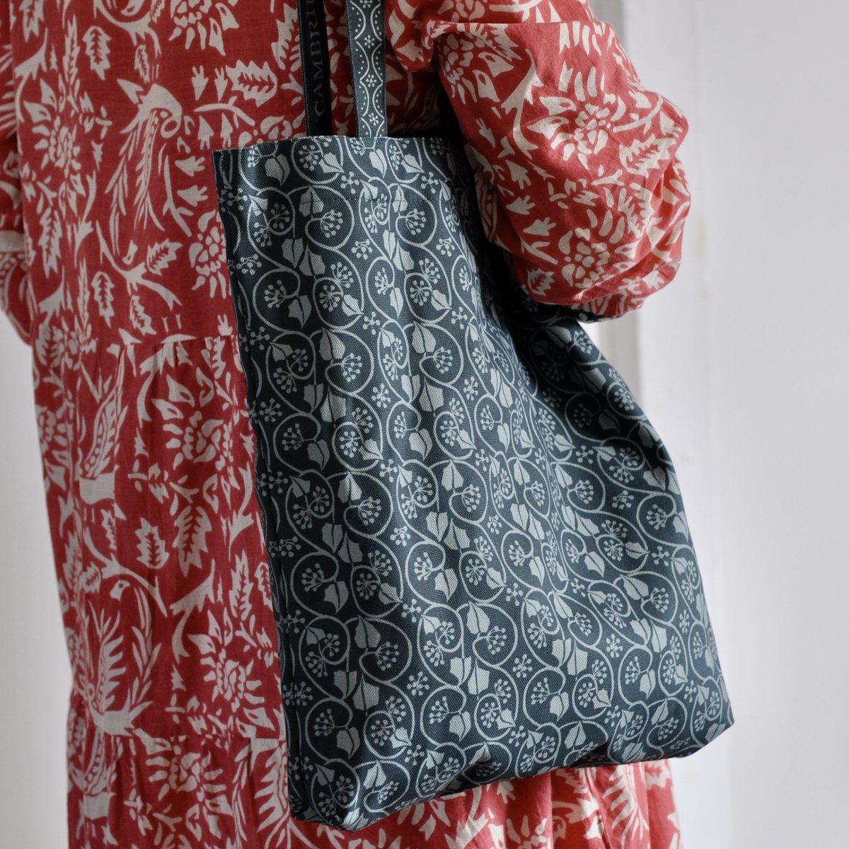 PRShotsonline's tweet image. Ivy Patterned Book Bag from @cambridgeimprint
Prshots.com/cambridgeimpri…
Ref Number: 2144313
#bookbag #bag #cambridgeimprint