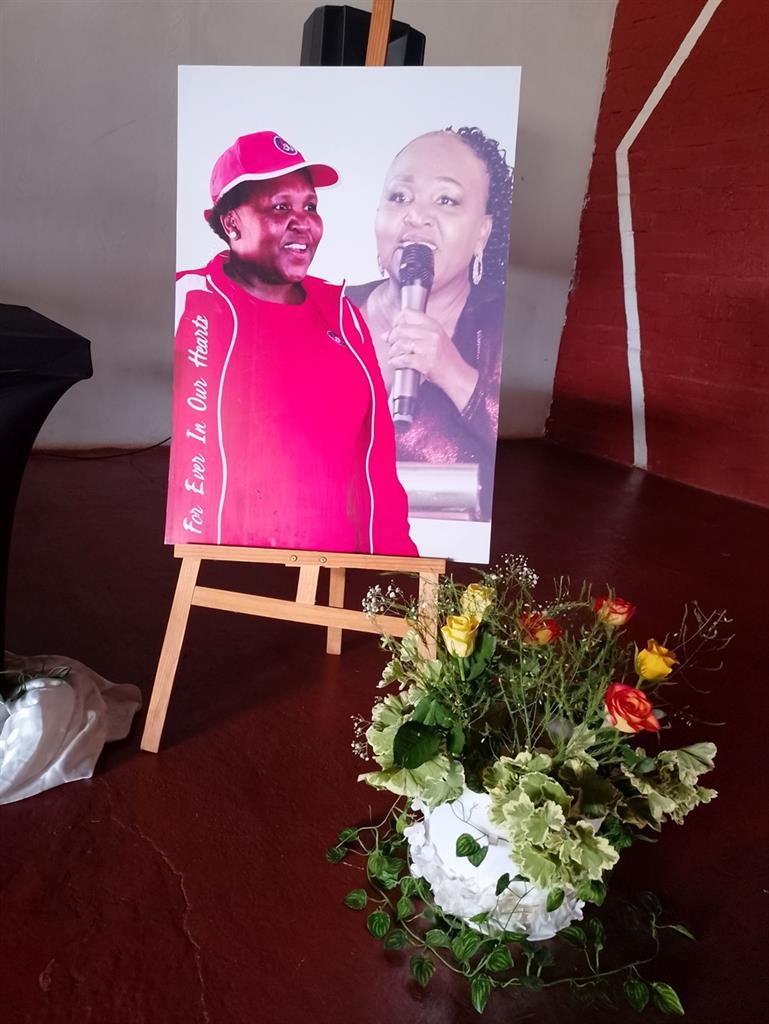 dailysunsa's tweet image. Rest in peace, Mama Rama City! 🕊️💔 The community is in mourning after deputy chairwoman Sinah Mothapo was brutally shot dead at her home. 🙏⚖️ #RamaCity #SinahMothapo #StopTheViolence #DailySun snl24.com/dailysun/news/…