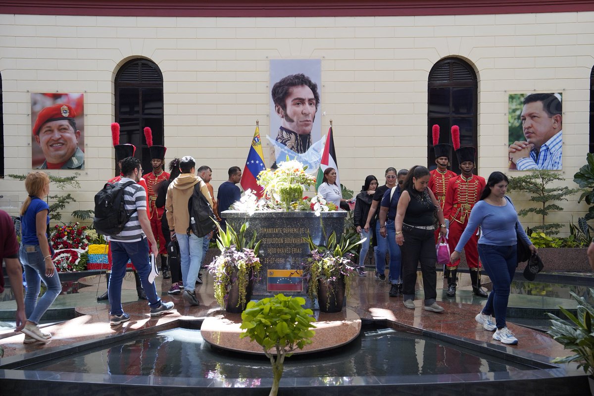 MinTrabajoVE's tweet photo. A 13 años de su siembra, el amor sigue intacto. Los trabajadores y trabajadoras del Ministerio de Trabajo se unieron en el Cuartel de la Montaña 4F, en Caracas, para rendir un sentido homenaje al Comandante Eterno de la Revolución Bolivariana, Hugo Chávez. https://t.co/5EGBQHV9zl
