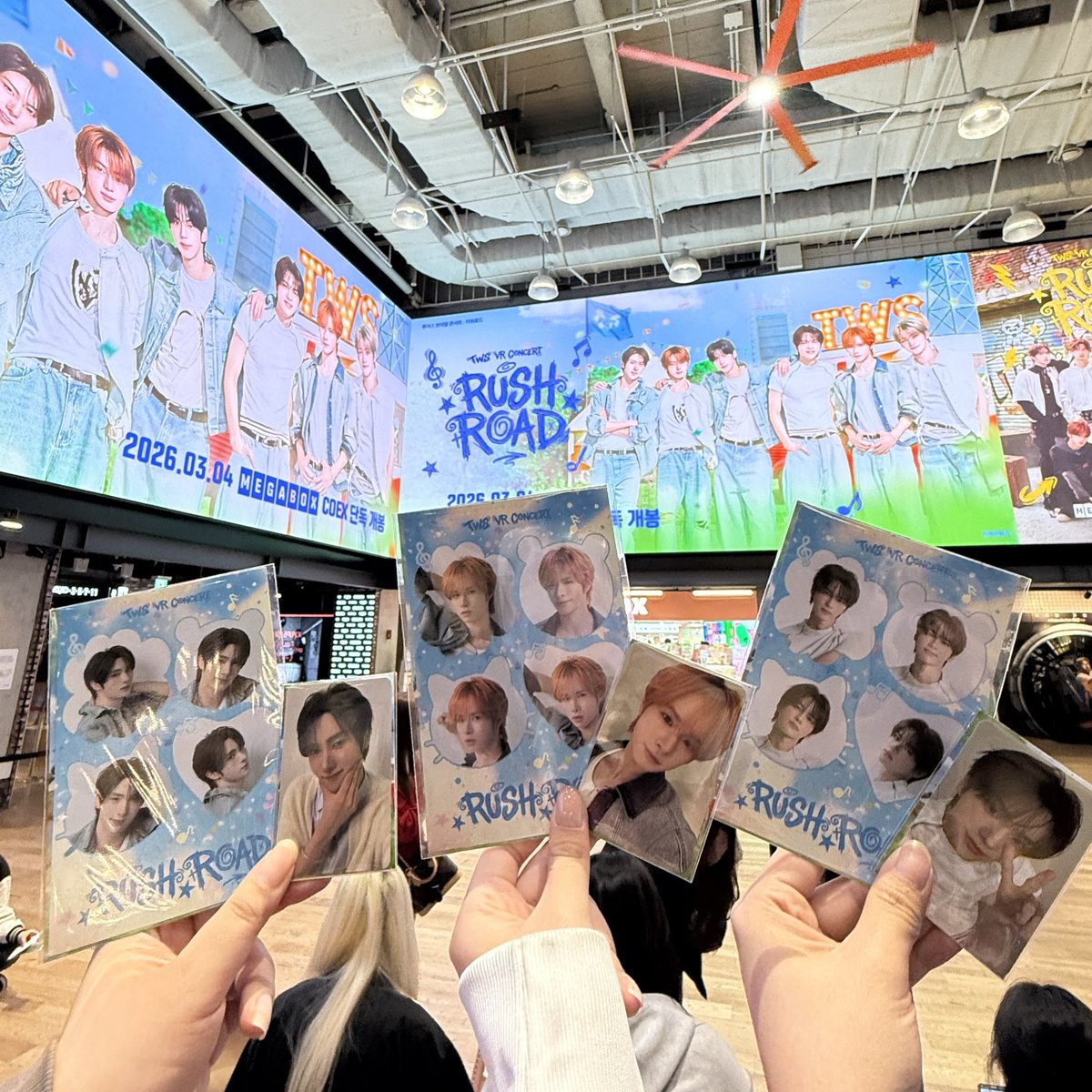 flowerstoyu_'s tweet photo. VR 콘서트 보면서 진짜 놀랐어요.  
VR인데도 심장이 이렇게 뛸 줄 몰랐어요.  

너무 가까워서 계속  
“이거 VR 맞아…? 아이컨택 하는 거 아니야?”  
이 생각만 했습니다ㅋㅋ  

제 심장은 아직도 러쉬로드 달리는 중💓  

#TWS_러쉬로드 #TWS_VR콘서트 https://t.co/A1dMTSOz1M