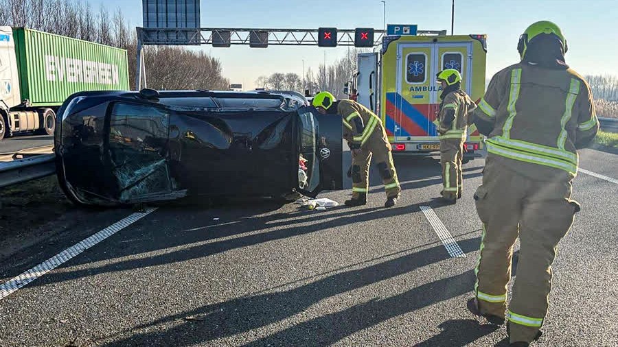 Auto op z’n kant op A15