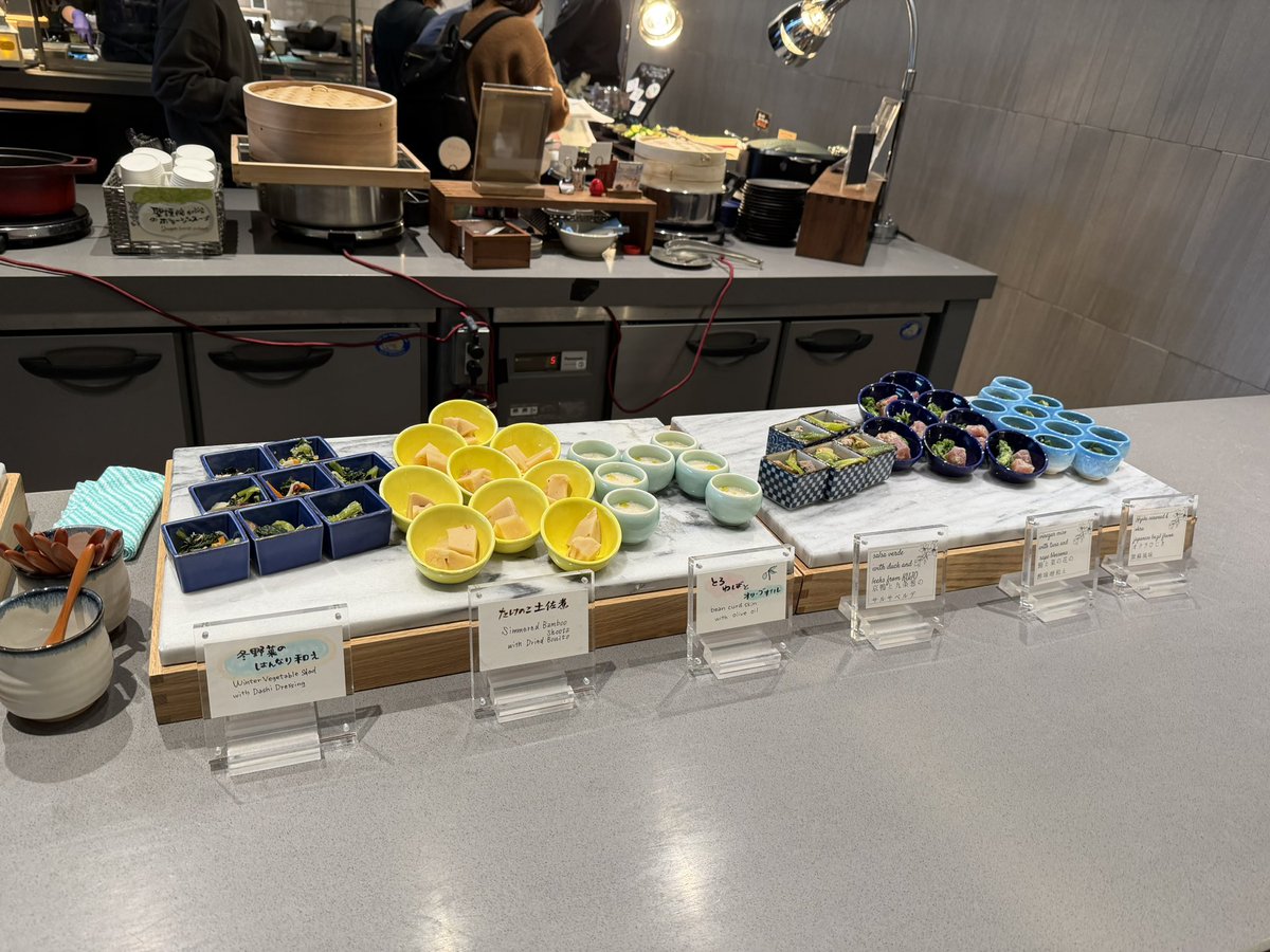 mafmafwinter's tweet photo. 田舎者だからシズラー朝食分かんねけども、りっちもんどぷれみあの朝食は信じてる
京都四条はええバスソルトに加えて朝食も強い、素材が良くて手が込んでる
もち豚ロースト、焼き野菜、鮪と菜の花の酢味噌、帆立粥が好き
瓶の美山牛乳とかポイント高いよね(品切れ注意
しかし良き牛乳よりお酒に喜ぶw https://t.co/GzfLYXRHpT