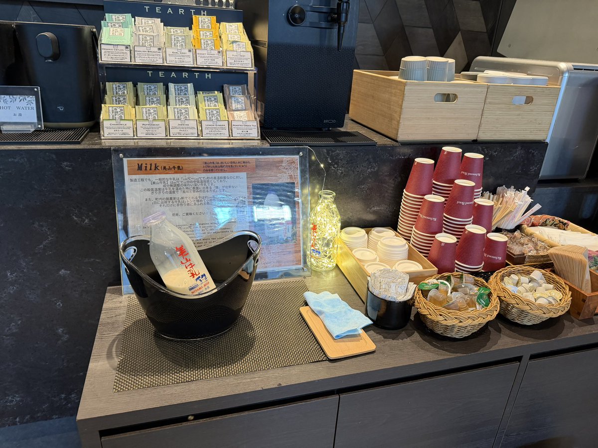mafmafwinter's tweet photo. 田舎者だからシズラー朝食分かんねけども、りっちもんどぷれみあの朝食は信じてる
京都四条はええバスソルトに加えて朝食も強い、素材が良くて手が込んでる
もち豚ロースト、焼き野菜、鮪と菜の花の酢味噌、帆立粥が好き
瓶の美山牛乳とかポイント高いよね(品切れ注意
しかし良き牛乳よりお酒に喜ぶw https://t.co/GzfLYXRHpT