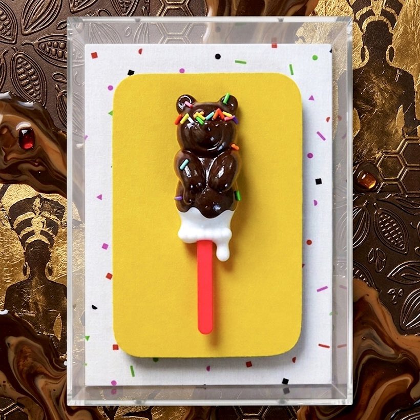 「POP IS ART!」展
最初の週末です🍫

カラフルでポジティブな作品が並ぶ4人展です。名古屋・栄近辺にお越しの際はぜひご覧くださいませ！

画像は
「cool it (xs) chocolate」
ガラス鋳造法、アクリル彩色
H 228 × W 168 × D74 mm

松坂屋名古屋店
本館8階 gallery α
3/4〜3/17