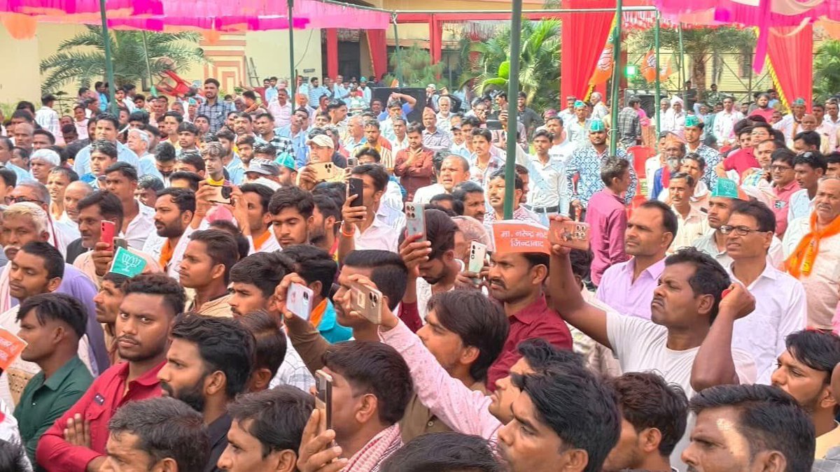 एस. पी. एस. गेस्ट हाउस में आयोजित होली मिलन समारोह में क्षेत्र के सम्मानित नागरिकों, कार्यकर्ताओं एवं समाज के विभिन्न वर्गों के लोगों के साथ सहभागिता की। 

इस अवसर पर लोकप्रिय सांसद मा. मुकेश राजपूत जी की गरिमामयी उपस्थिति ने कार्यक्रम को विशेष ऊर्जा और उत्साह प्रदान किया।