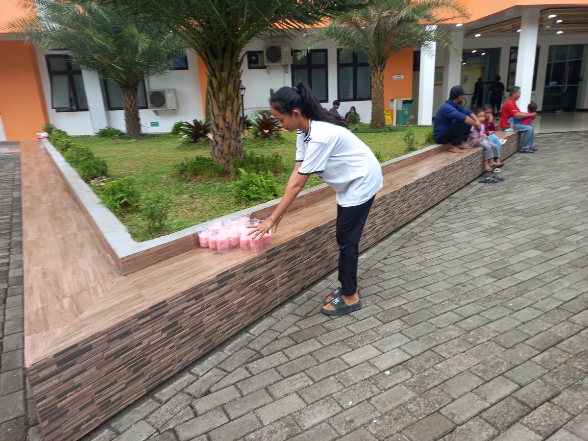 FLOnaad's tweet image. happy 21st debut anniversary kim heechul #21번째봄_꽃말은_희철
Sharing is caring, charity event today dari ELF Indonesia berbagi memberikan takjil berupa es campur untuk keluarga pasien di RSUD satibi. 
Terimakasih Elpeu. 
Flyers belong to @Koryy1101