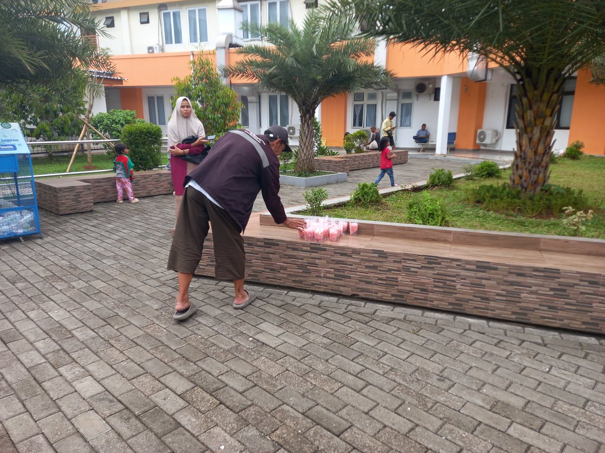 FLOnaad's tweet image. happy 21st debut anniversary kim heechul #21번째봄_꽃말은_희철
Sharing is caring, charity event today dari ELF Indonesia berbagi memberikan takjil berupa es campur untuk keluarga pasien di RSUD satibi. 
Terimakasih Elpeu. 
Flyers belong to @Koryy1101