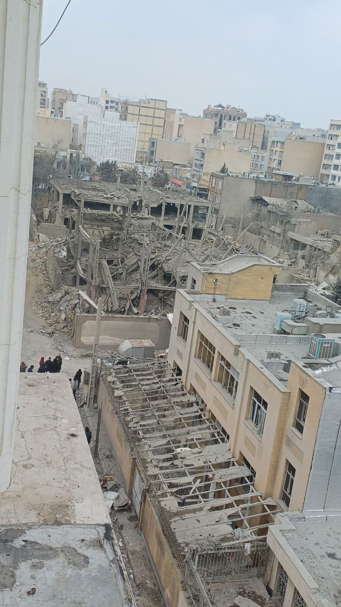 #کرمانشاه
تصاویر دریافتی از ساختمانی تخریب شده و ساختمان‌هایی خسارت دیده.
ویدیوی دریافتی با شرح: 'حدود ۸ صبح، برای بار دوم کلانتری گذرنامه رو زد. بار اول پریروز بود.'
جمعه ۱۵ اسفند #Iran