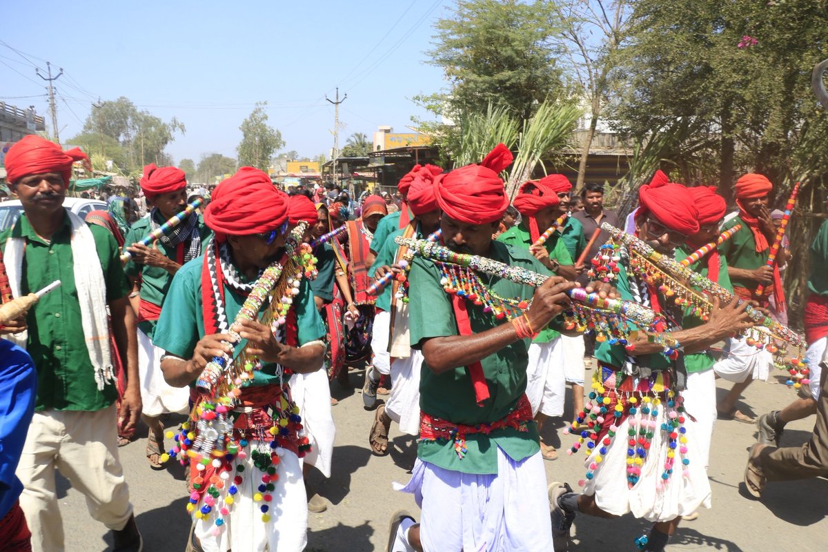 આદિવાસી સંસ્કૃતિનો ધબકાર  કવાંટ ગેર મેળો

કવાંટ ખાતે વિશ્વ વિખ્યાત ‘ગેર મેળા’ની પરંપરાગત ઉજવણી
-
સાંસદ જશુભાઈ રાઠવા અને ધારાસભ્ય જયંતીભાઈ રાઠવાએ ગેરૈયાઓ સાથે પારંપરિક નૃત્ય કરી  તેમનો ઉત્સાહ વધાર્યો
-
દેશ-વિદેશના પ્રવાસીઓ માટે આકર્ષણનું કેન્દ્ર બન્યો  છોટાઉદેપુરનો ભાતીગળ ગેર મેળો