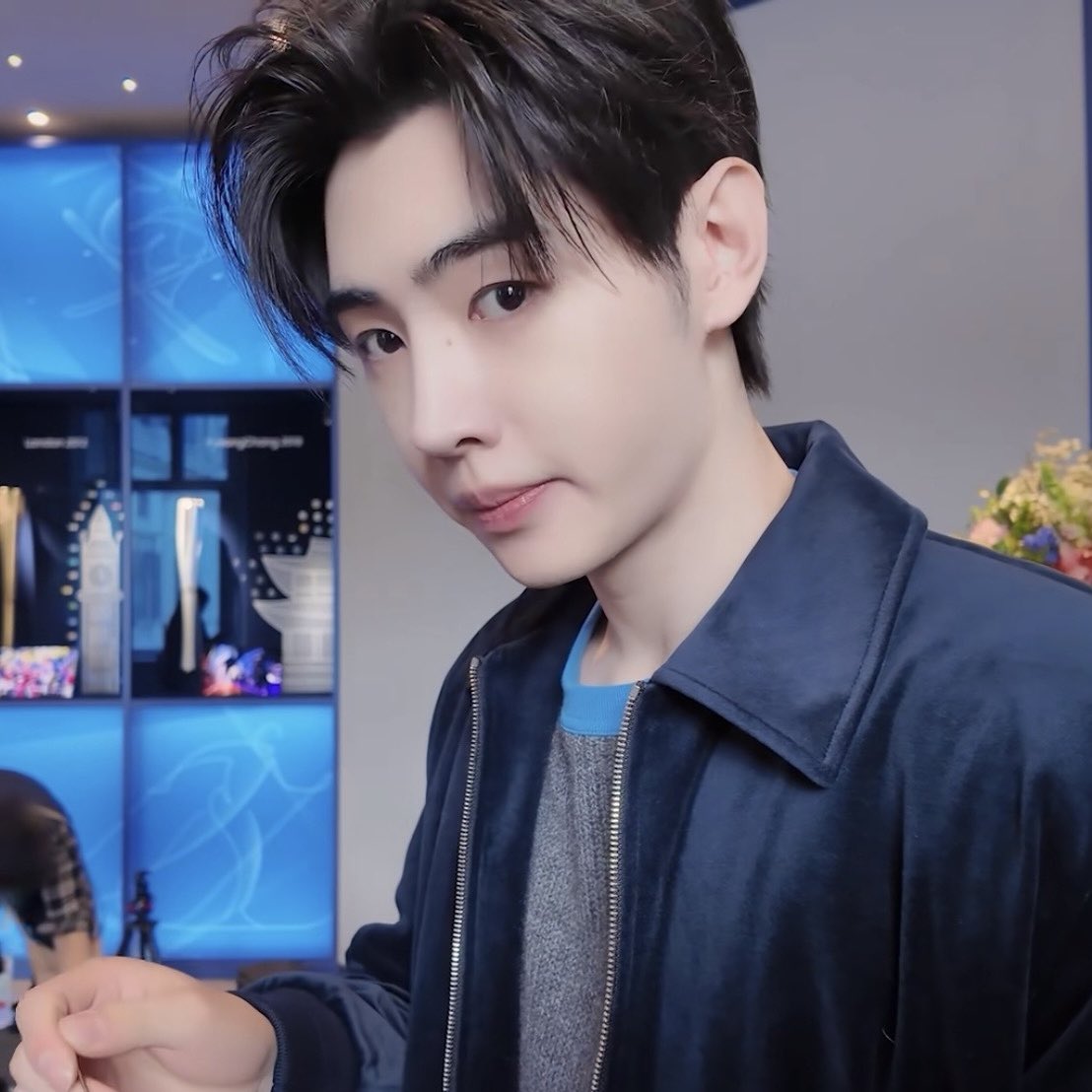 基本就是跟踪偷拍一个小动物然后他完全是一个懵逼的婴儿这样子。，