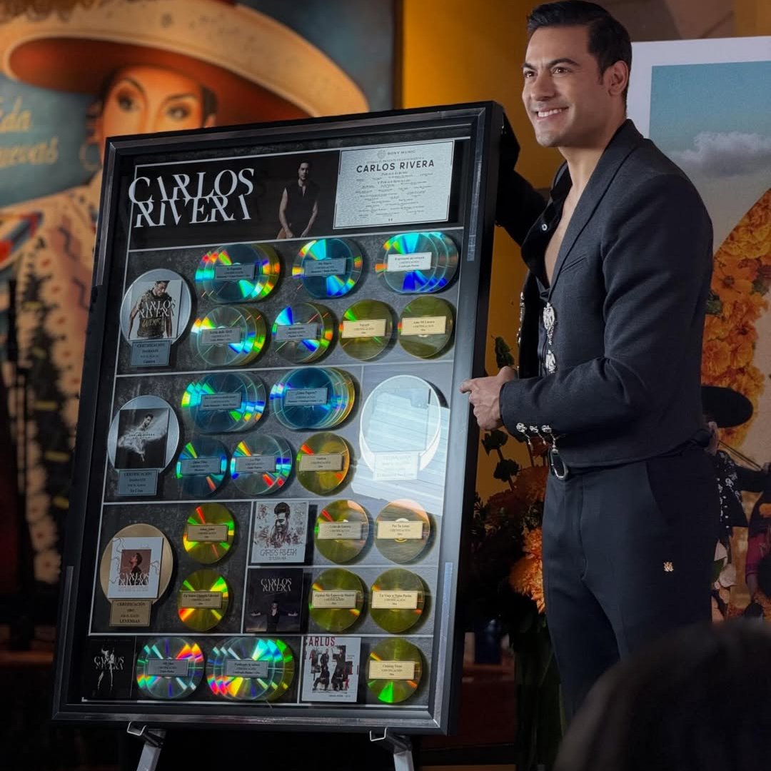¡#VidaMexico! 🎶 El nuevo Album de <a href="/_CarlosRivera/">Carlos Rivera</a> ya es una Realidad y antes de lanzarlo, lo presento ante la Prensa en el Salon Tenampa de la CDMX 🔊 Una de las Sorpresas fue de SONY que le hizo un Reconocimiento por los Albumes de Diamante, Platino y Oro que logro en su Carrera