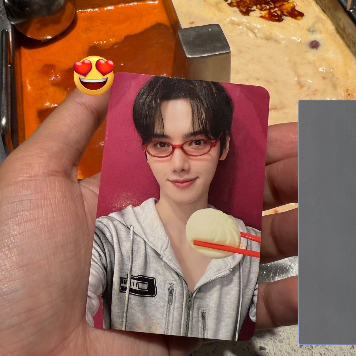 tyoungsbub's tweet photo. 강프친구가 민희 포카를 훠궈에 떨어트렸다,,,ㄷㄷ
(민희탕되버림...) https://t.co/jtMtuQk6tH